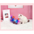 boule de laine coloré avec jouet de chat intelligent en plumes